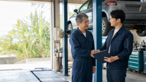 沖縄の自動車整備工場で事業承継を行う経営者と後継者